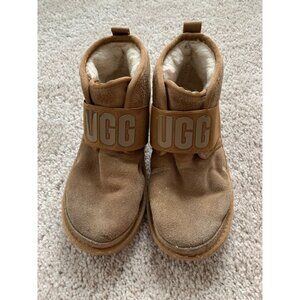 UGG Brown Suede Boots With Logo Strap - Cozy & Stylish Foot Warmers For Your Toe